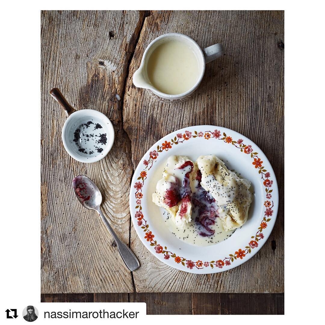 😍 one of my favourites from my book The Winter Cabin Cookbook! Germknodel... a glorious blend of steamed bun and doughnut filled with a tangy sour plum filling with buckets of vanilla sauce and poppy seeds... mountain food at its most rib stickingly