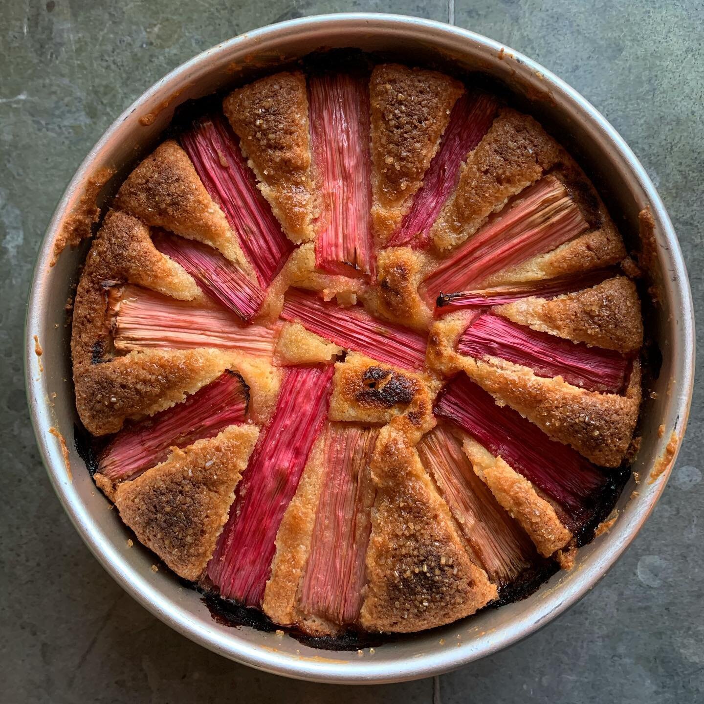 Almond and rhubarb cake for Easter Day 🥚🐇 Lockdown is very very weird, but getting more time to bake can only be good for the soul