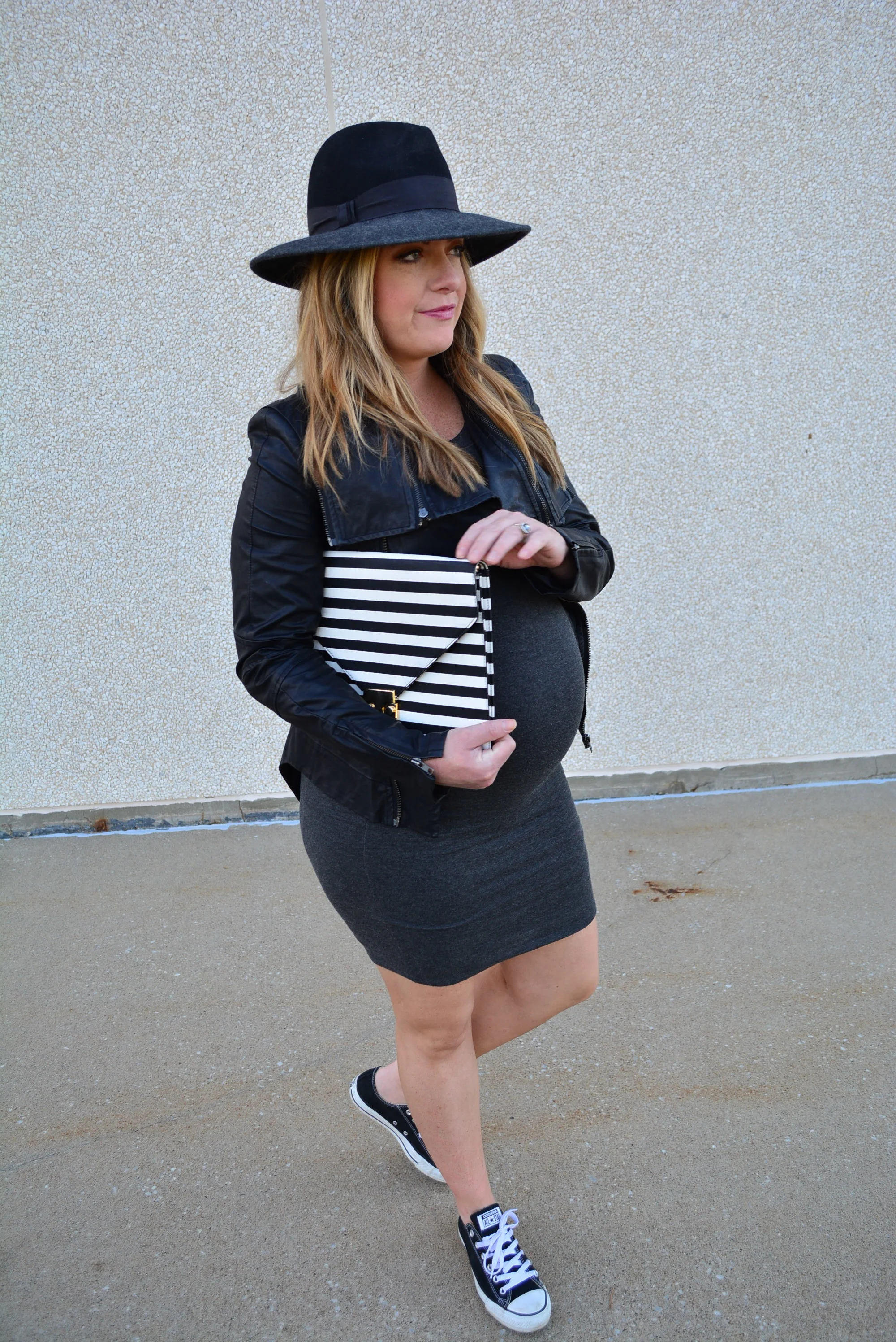 Chic maternity fall outfit
