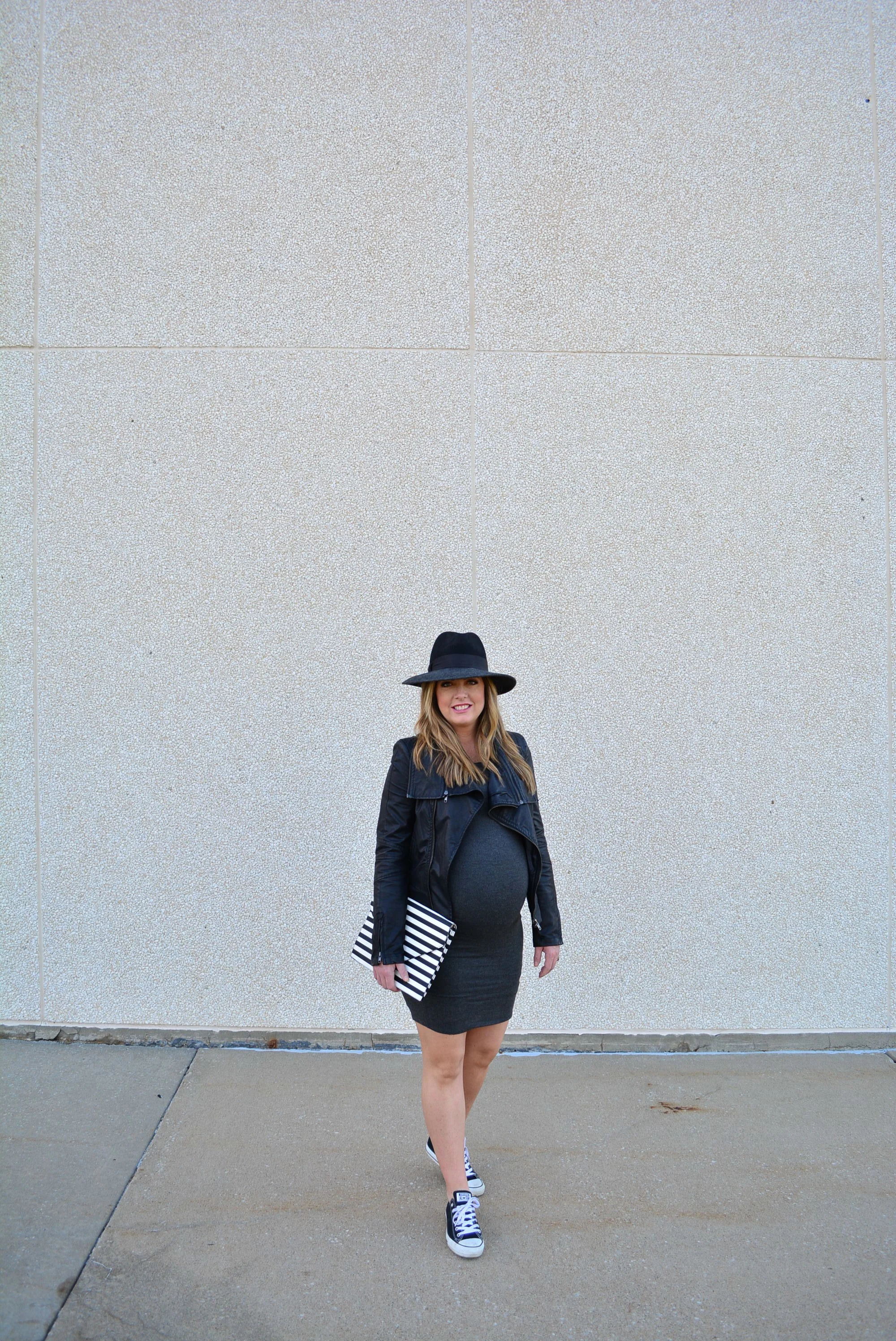 Chic maternity fall outfit