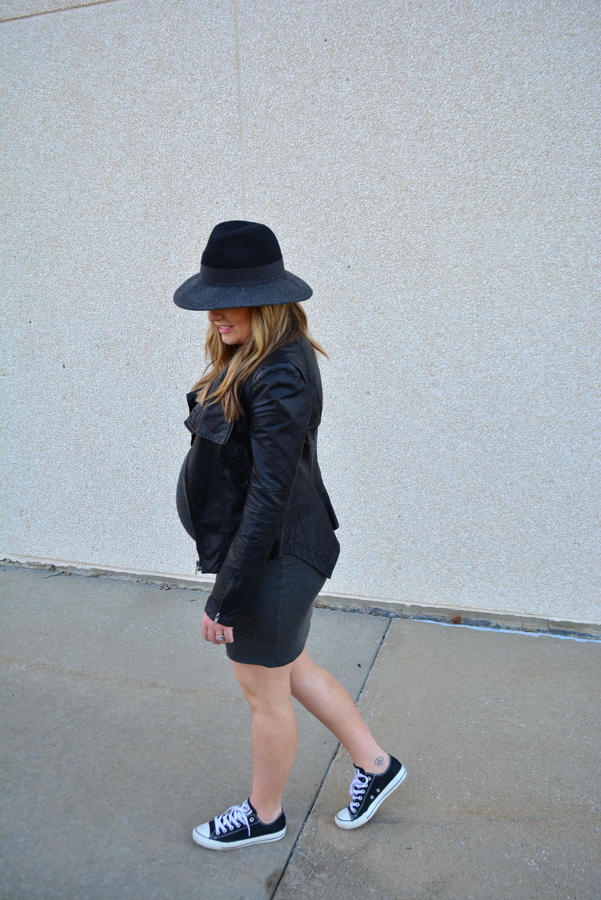 Chic maternity fall outfit