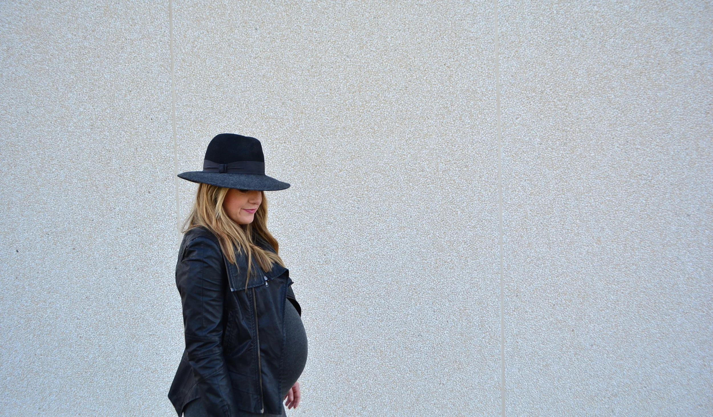 Chic maternity fall outfit