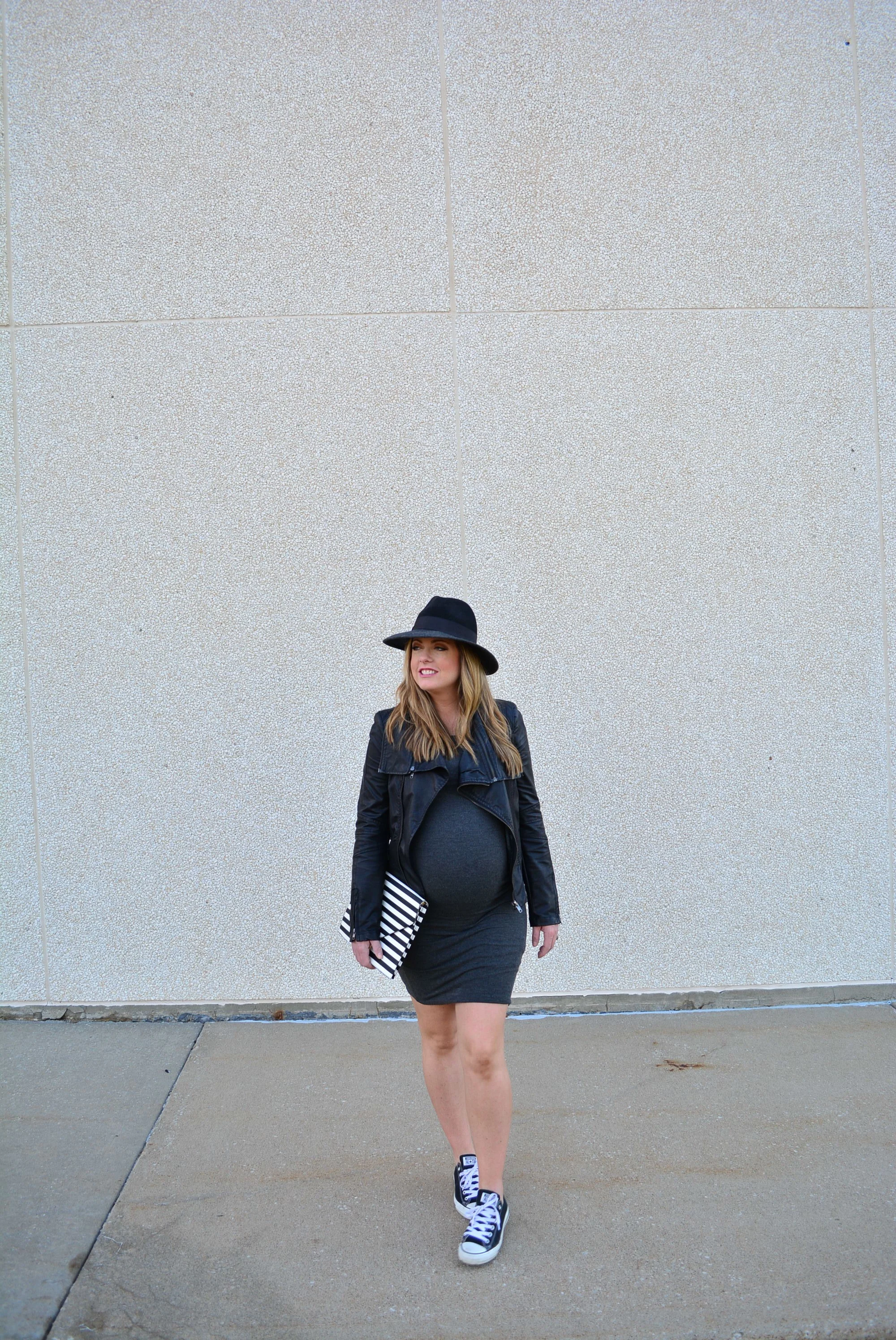 Chic maternity fall outfit