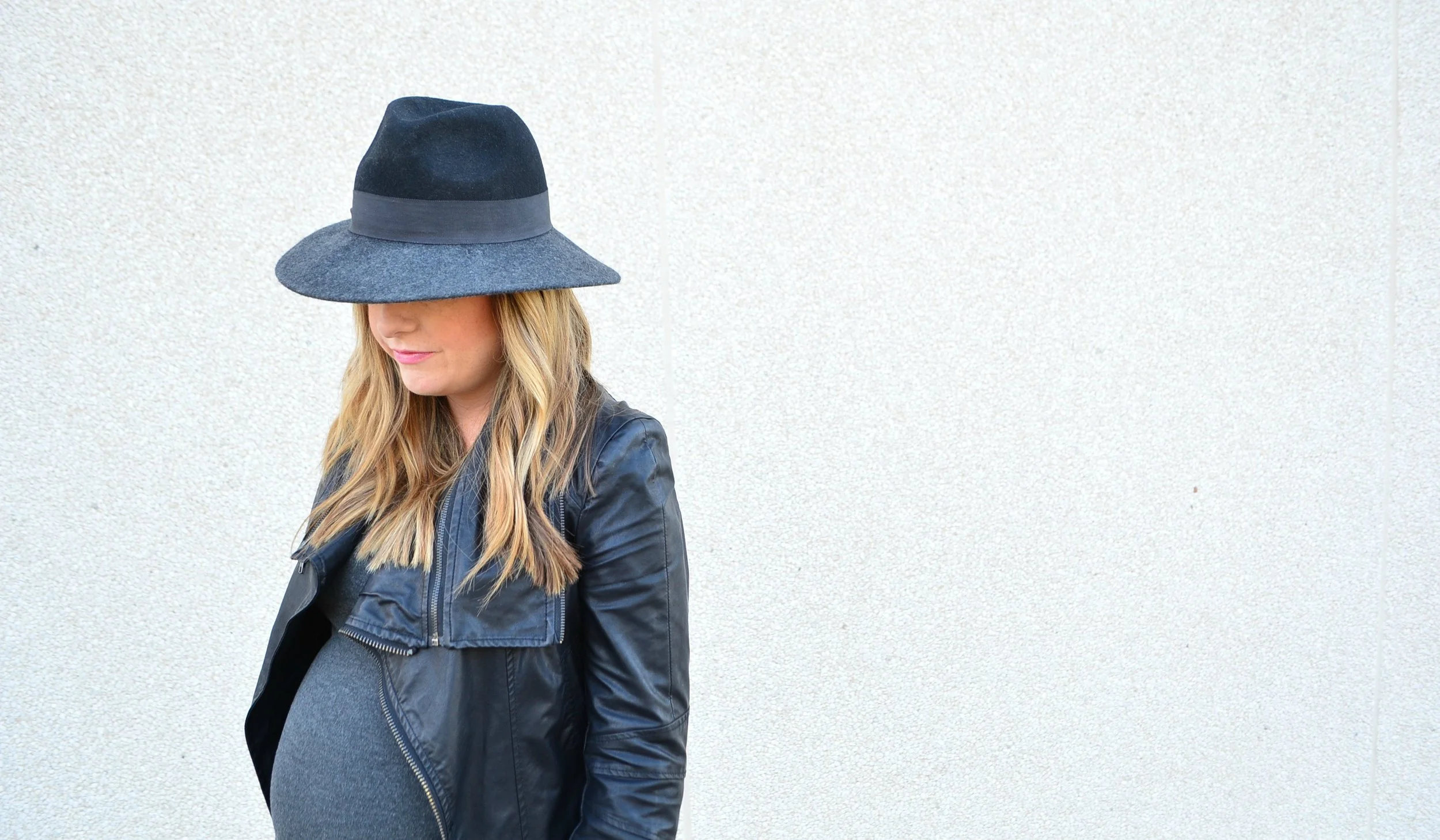 Chic maternity fall outfit