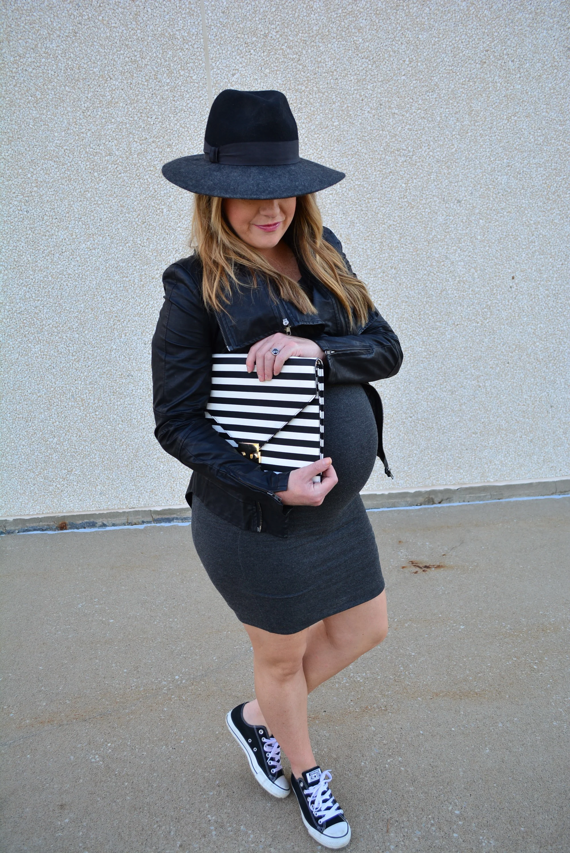 Chic maternity fall outfit
