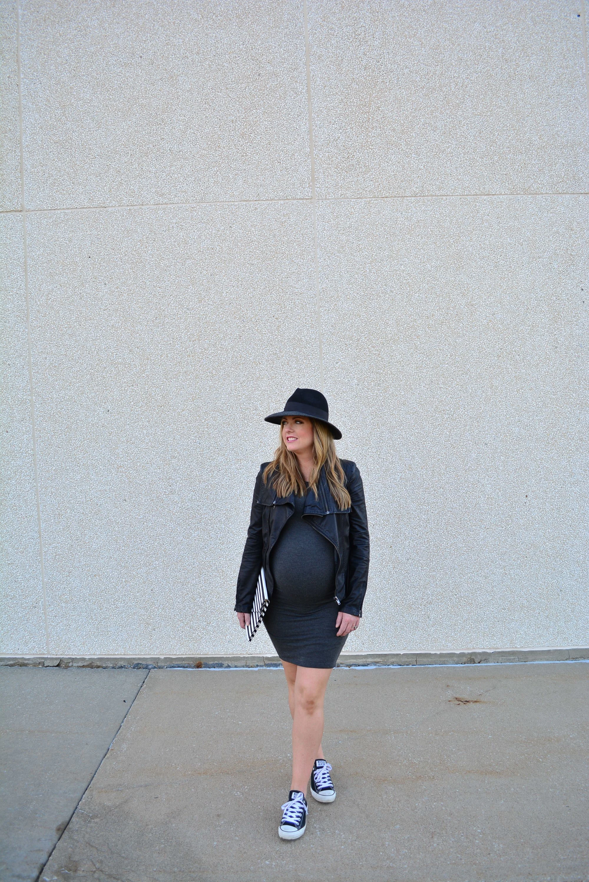 Chic maternity fall outfit