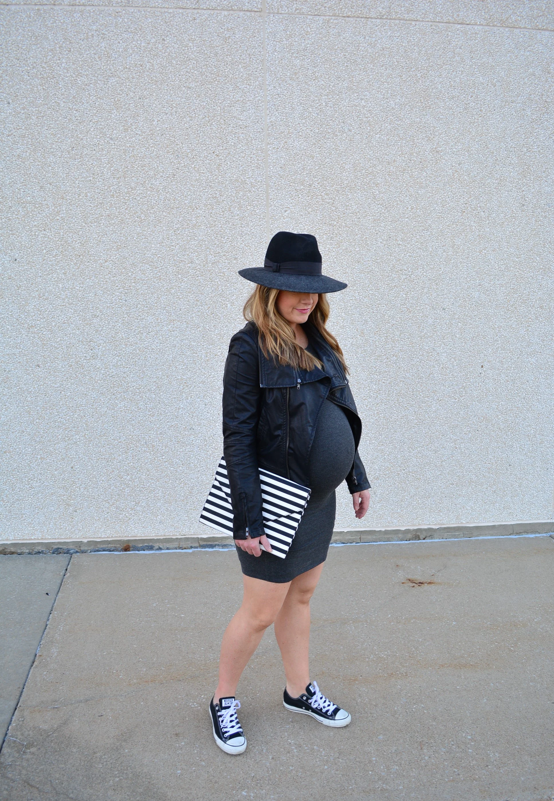 Chic maternity fall outfit
