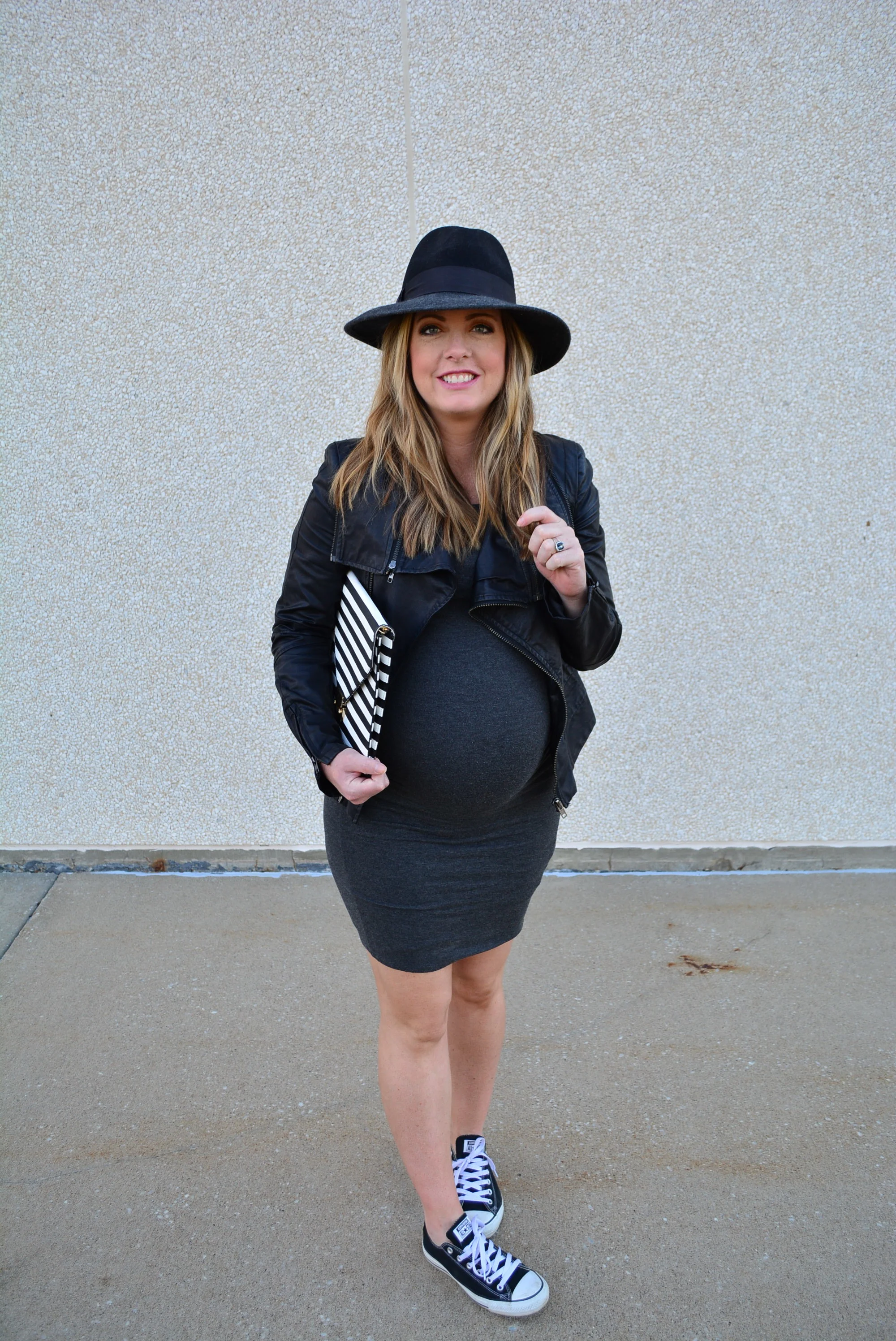 Chic maternity fall outfit