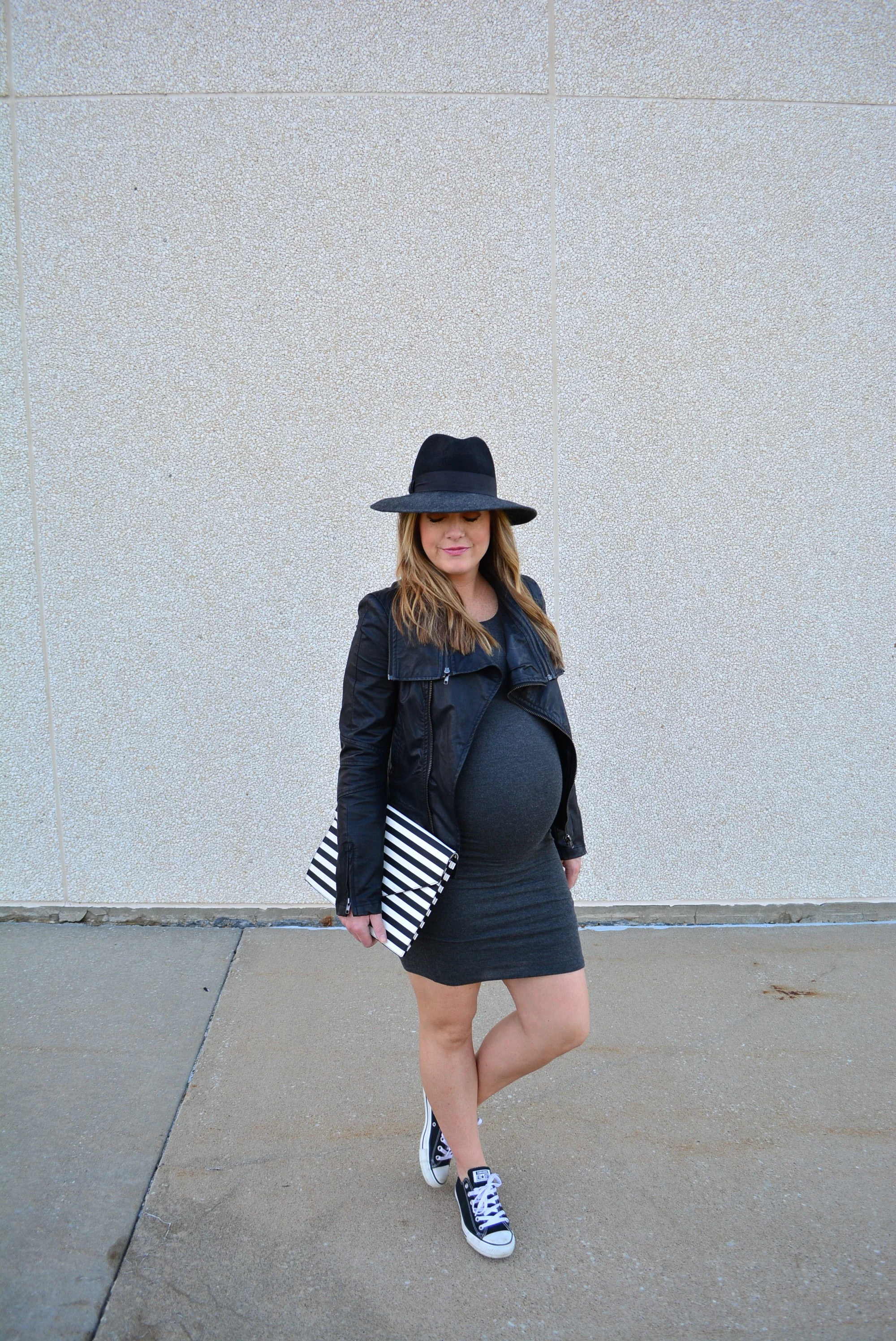 Chic maternity fall outfit
