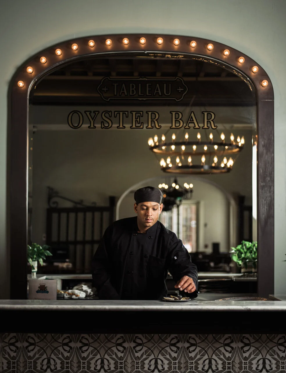 new-orleans-restaurant-portrait-tableau-oyster-shucker