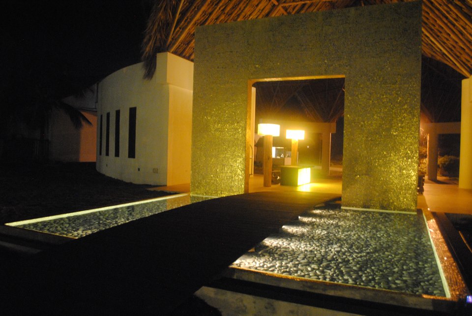 IKIN Hotel Spa in Isla Margarita Venezuela , the arch is covered with TREND gold mosaic cut by hand
