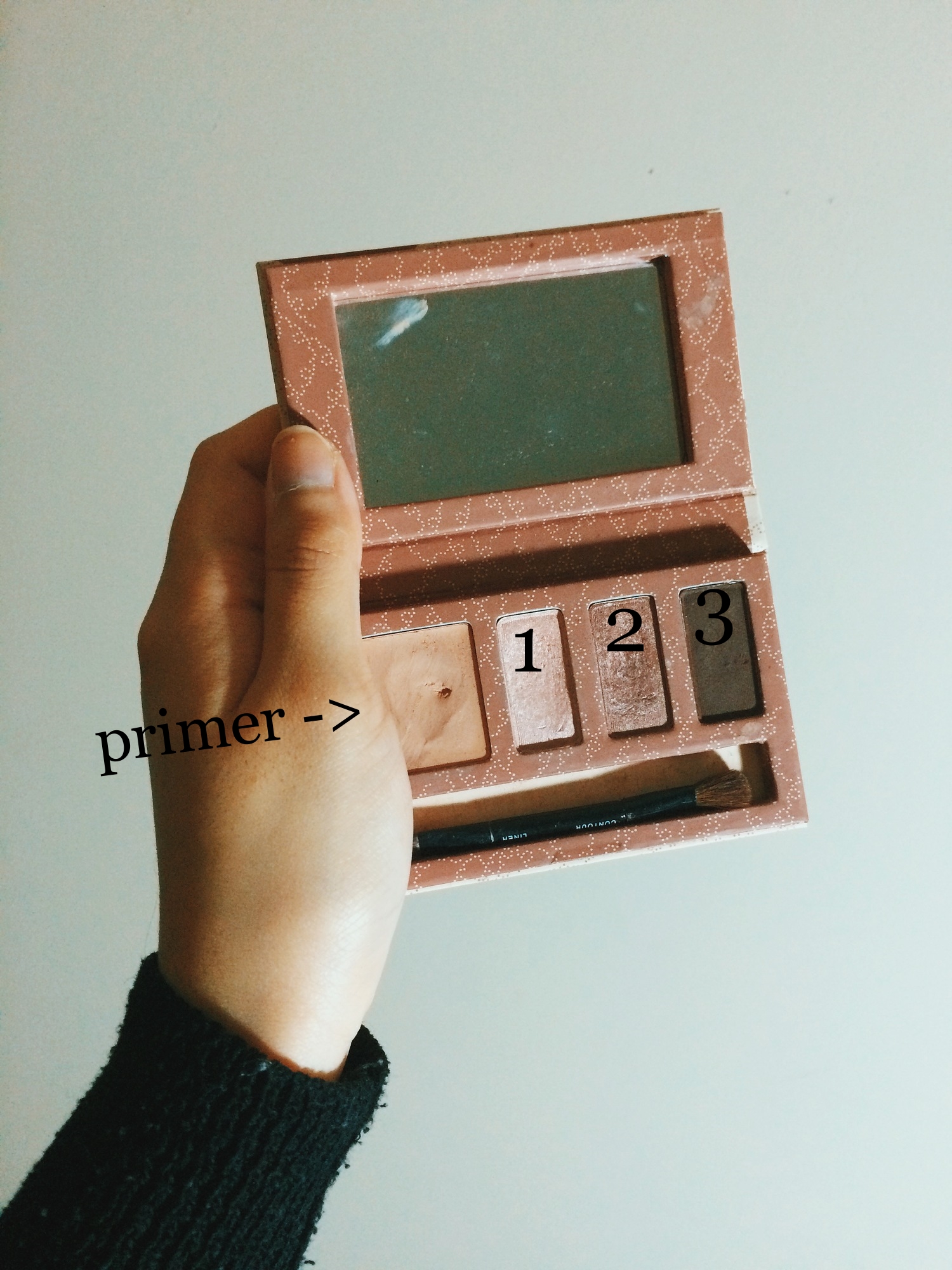 Using the Bene f it eyeshadow palette, prime your lids. I love this palette because it's so compact you can just pack it with you anywhere you go! It's the perfect natural eyeshadow look too.
