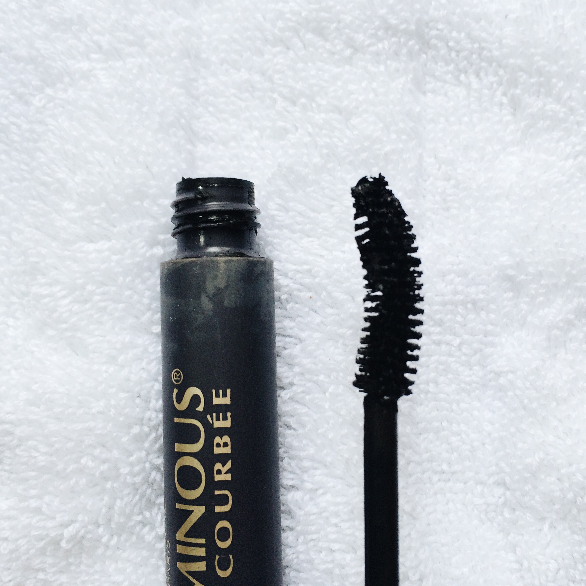 This brush looks like it will pick up a lot of product, meaning, it will really coat my lashes and give that heavy and voluminous effect. The curve of the brush will help give my lashes that fanned look.
