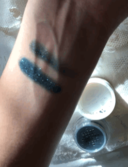 Top swatch: Loose pigment only Bottom swatch: creme + loose pigment