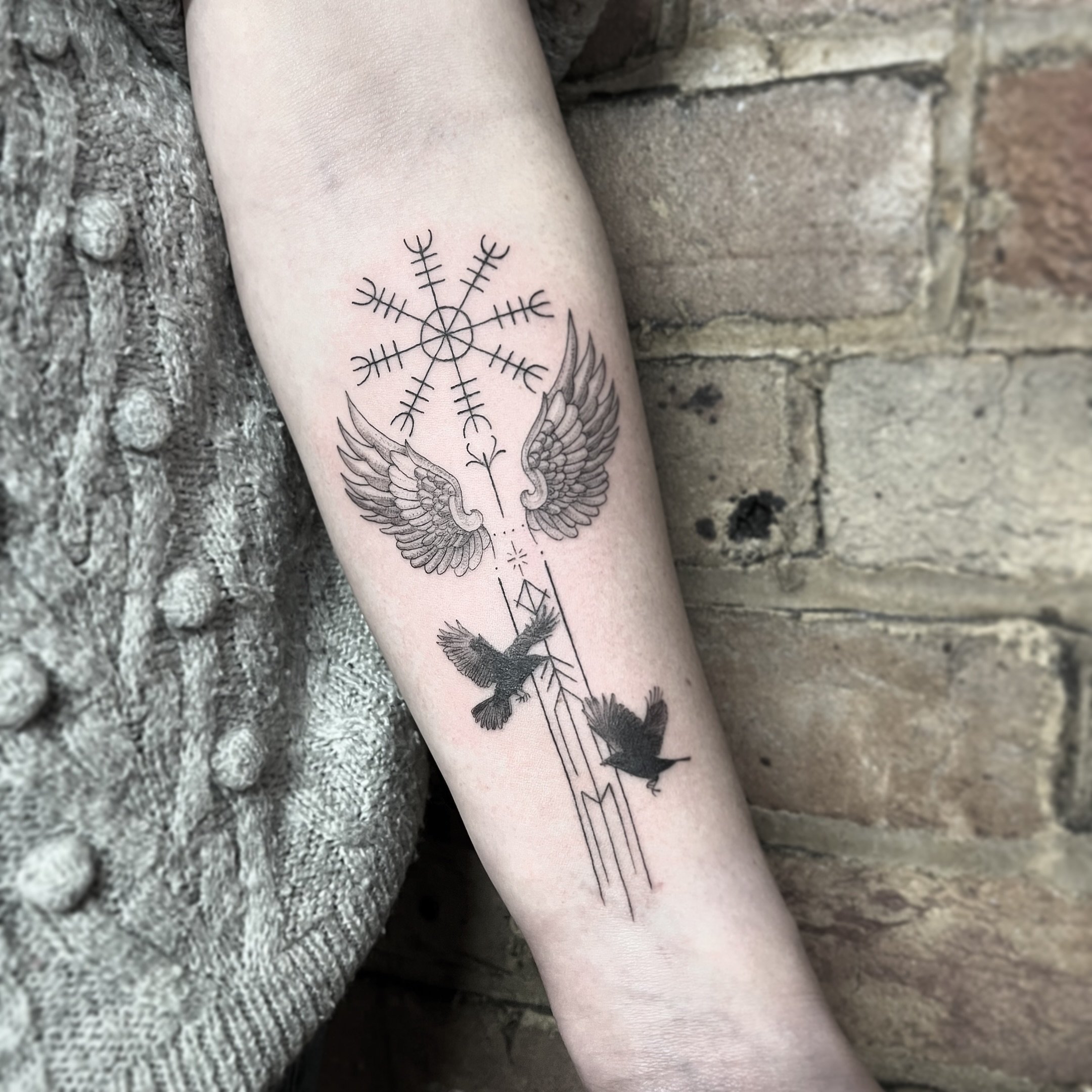 I tattooed a Viking! Well at the time 20%, so basically a viking&hellip; thanks Julie 
&bull;
&bull;
&bull;
&bull;
&bull;
&bull;
#vikingtattoos #valkyrietattoo #raventattoo #lineworktattoos #jochastney #uktattoo