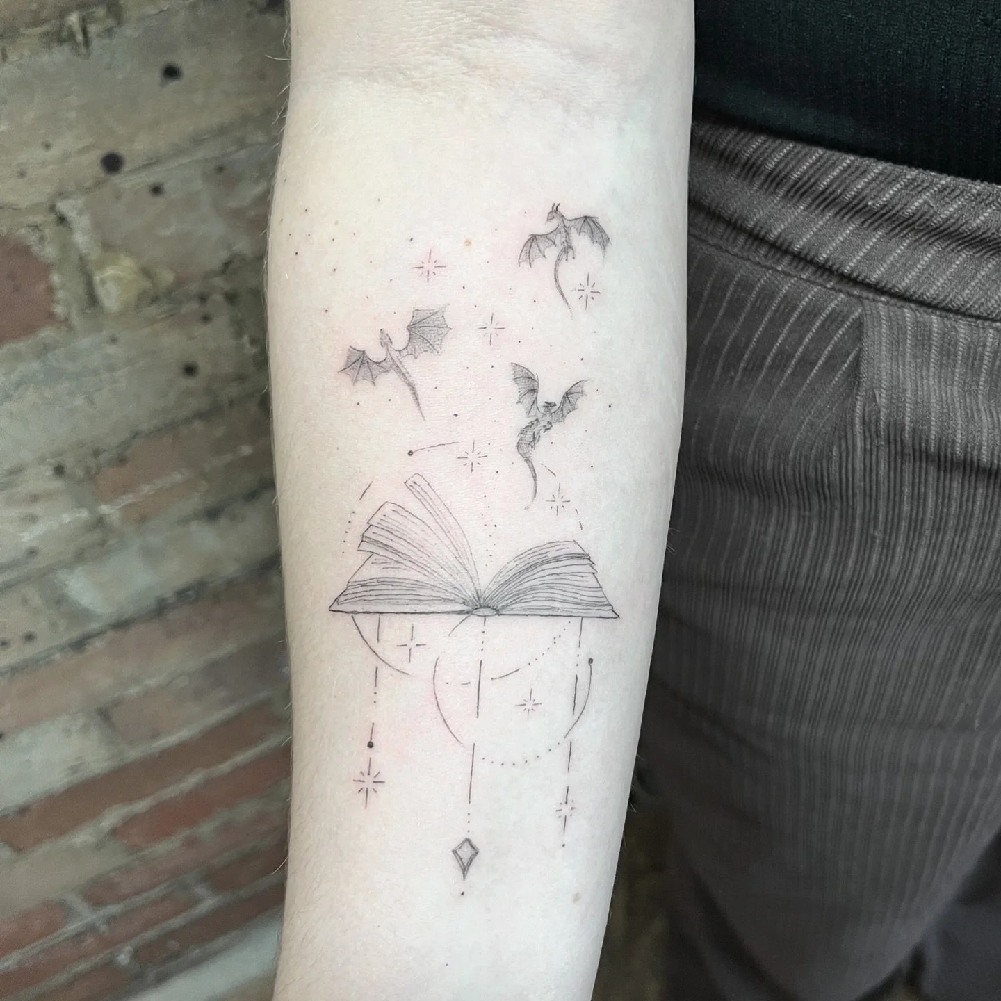 A wonderful new set of tattoos for @_daniellaguthrie 
Thank you ☺️ 
&bull;
&bull;
&bull;
&bull;
&bull;
#dragontattoos #finelinetattooing #jochastney #uktattooartist #bournemouthtattoo