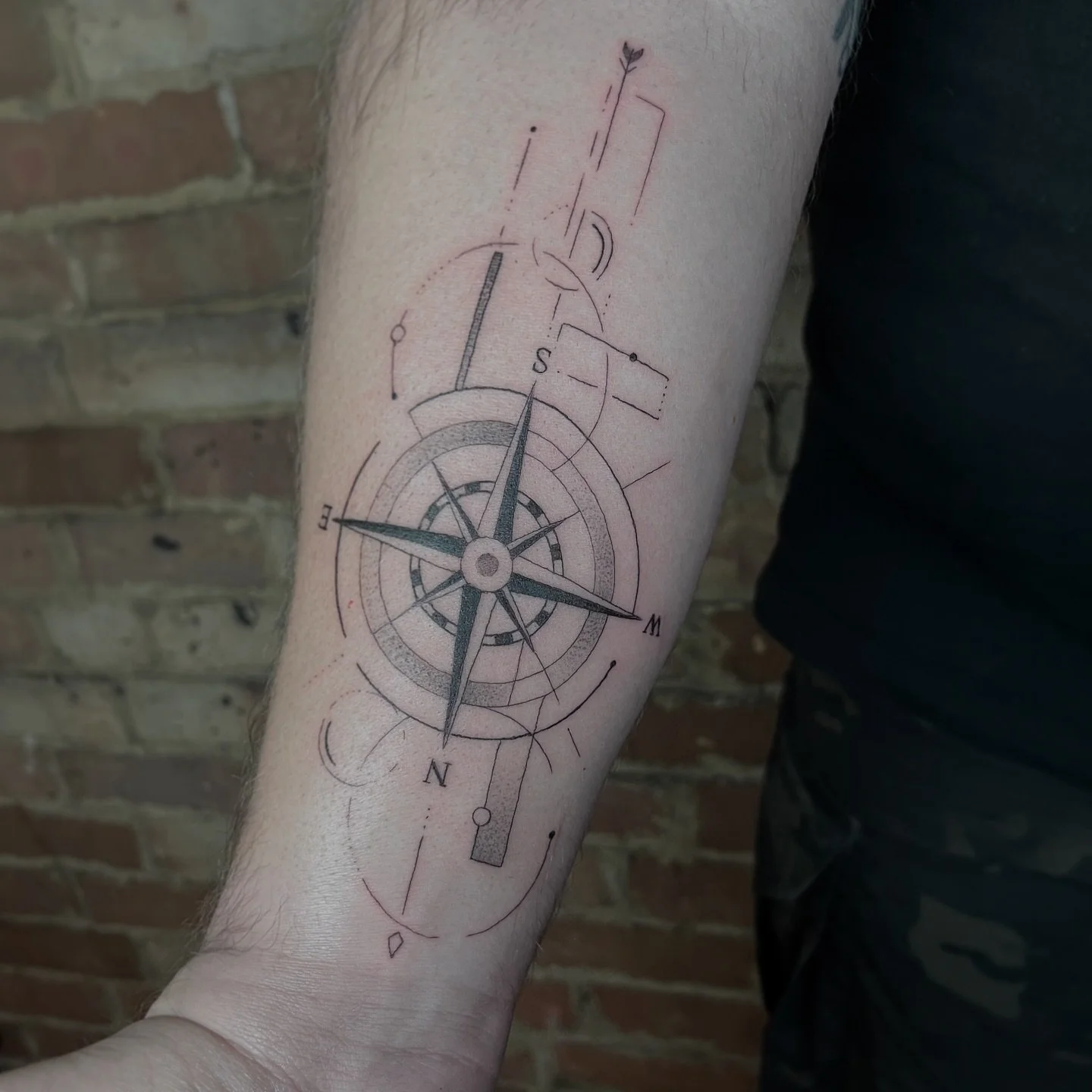A very linear compass fine line tattoo for Adie. 
It was great to meet you! 
🖤
&bull;
&bull;
&bull;
&bull;
&bull;
&bull;
&bull;
#compasstattoo #finelinetattooartist #jochastney