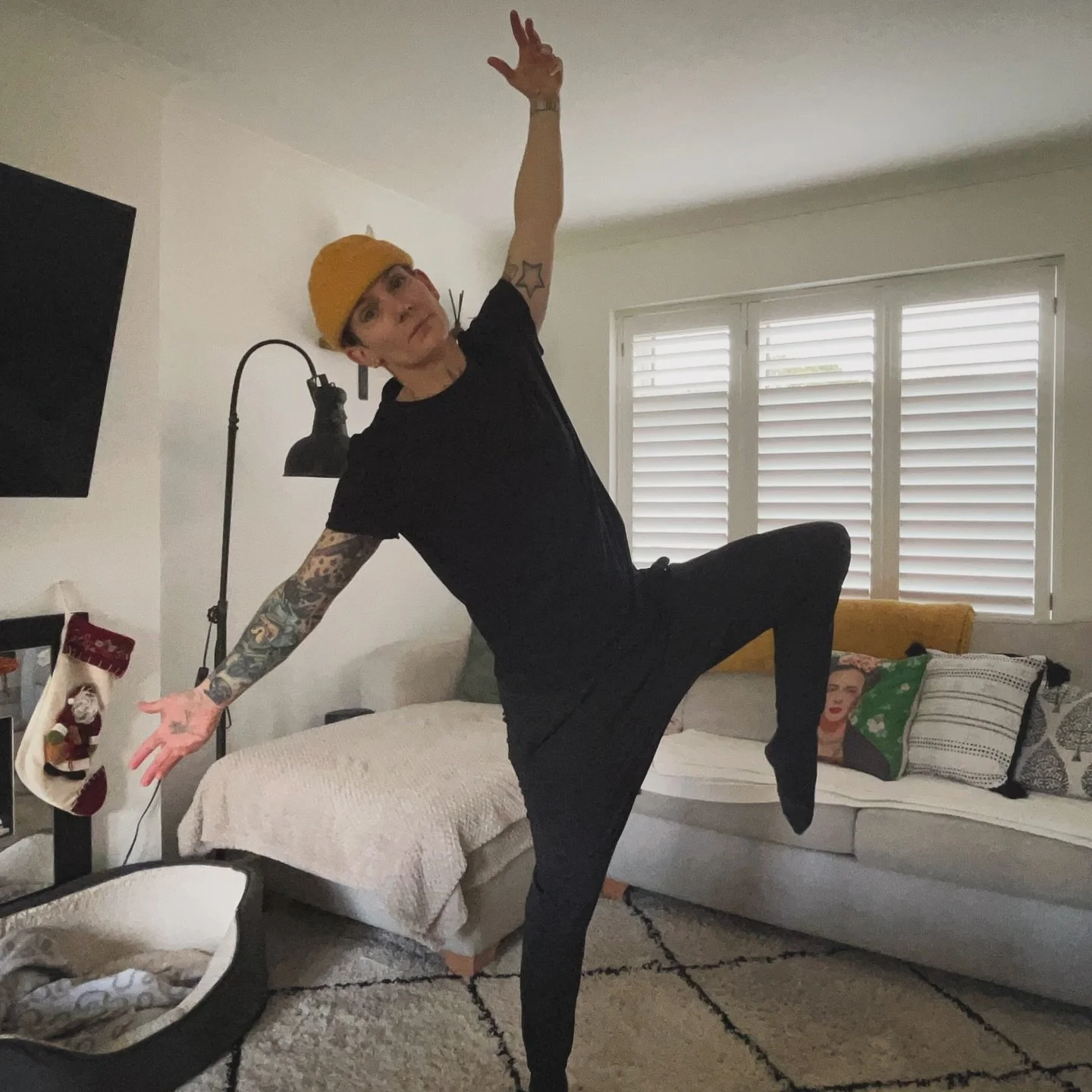 Want to see more moves like this? Hopefully your face won&rsquo;t be like mine in pic number 2 🙊

30 days, 10 minutes a day, just me and the music 🩰✨ 
What started as an awkward experiment turned into something pretty special&mdash;both for my body