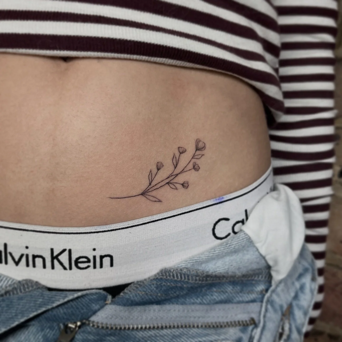 Sorry for messing up the ck&rsquo;s Lily 🙈
Hopefully the cute delicate flower tattoo made up for it 😬
(Don&rsquo;t wear nice things around me 🙃)
&bull;
&bull;
&bull;
&bull;
&bull;
#finelinetattooartist #jochastney #uktattooartist #delicatetattoos 