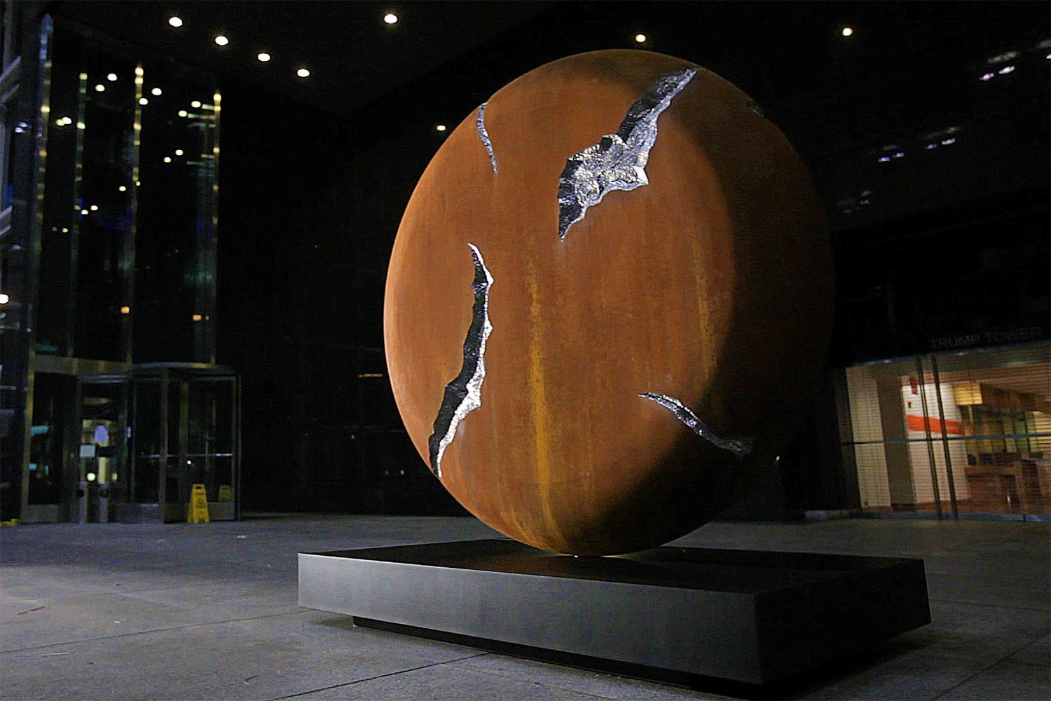 Disc Fragment / Oxidized and Stainless Steel / 9.5 x 8 x 5 feet | 3 x 2.5 x 1.5 meter