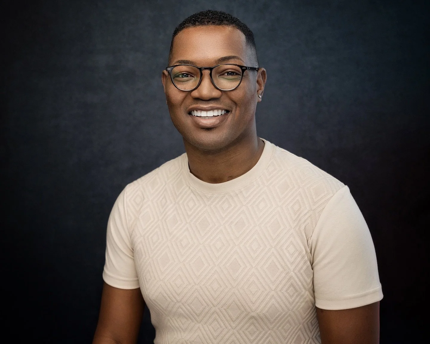 Terrance | Photographer BTS ๐๐ป
One light headshot portrait with SMDV BANSA clamshell reflector during my headshot demonstrations in the Studio Titan America | MAXIMA LED America imagingUSA booth. In the BTS I'm adjusting the black flag to block th