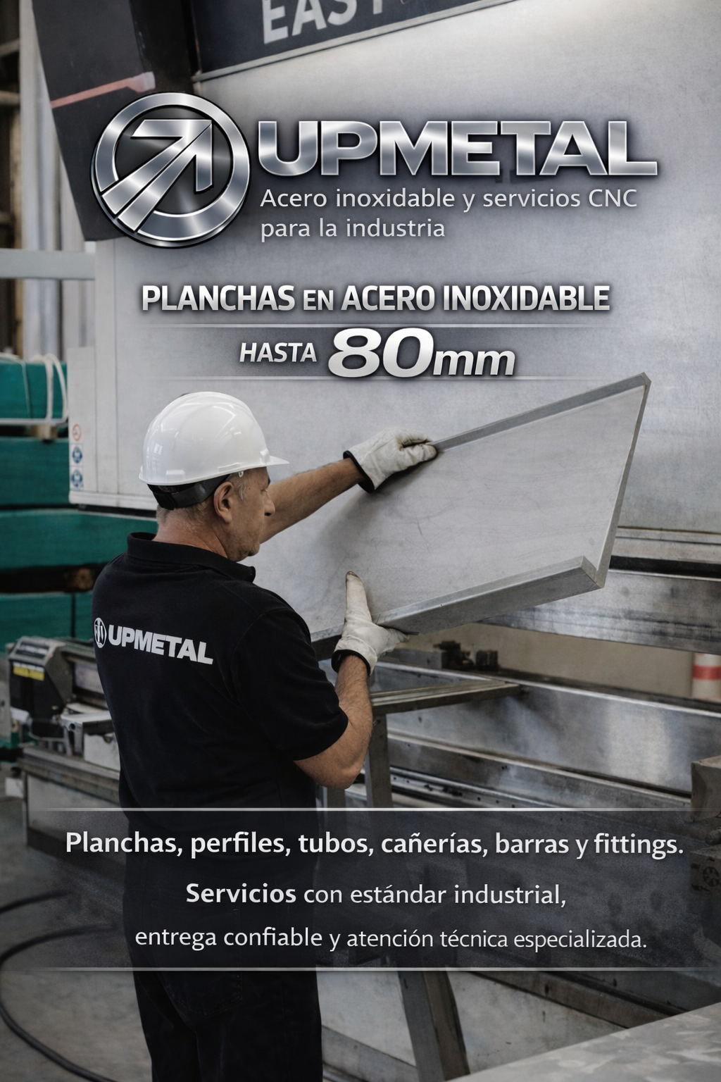 Un trabajador en una fábrica de acero inoxidable usando casco y guantes, sosteniendo una plancha de acero en una máquina industrial, con un cartel que promociona productos de UPMETAL, empresa que ofrece servicios de corte y fabricación en acero inoxidables de hasta 80 mm de grosor, además de perfiles, tubos, cañerías, barras y fittings.