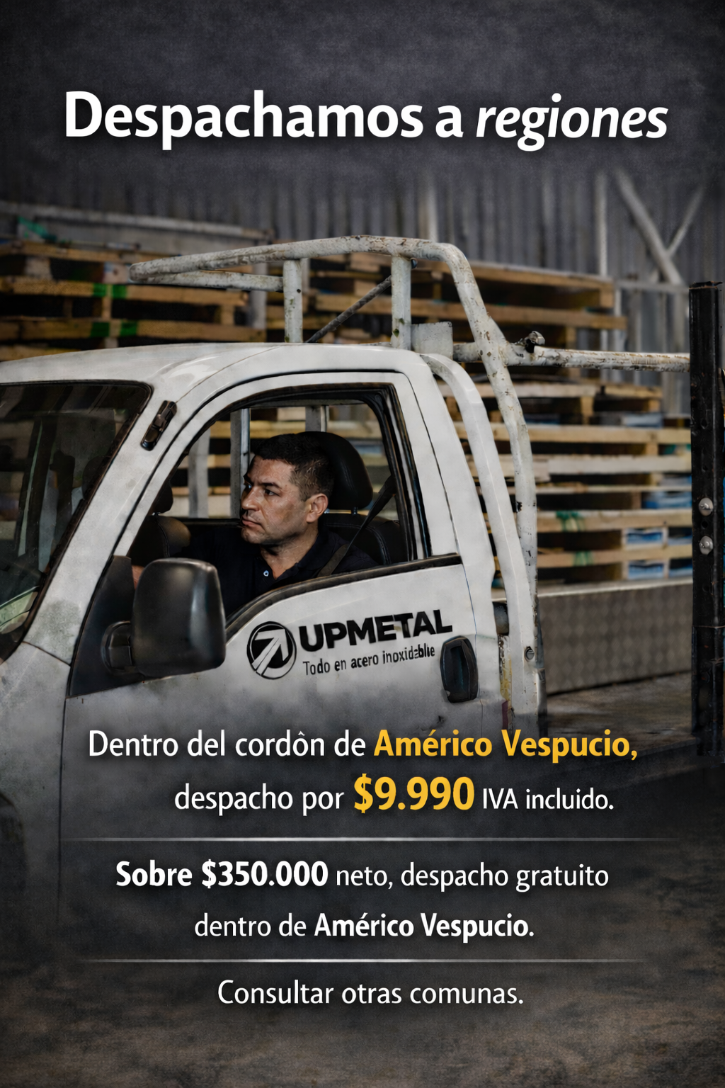 Publicidad en una fábrica mostrando un camión con un hombre sentado en el asiento del conductor. El camión tiene un logotipo de UPMETAL y el texto 'Todo en acero inoxidable'. El fondo tiene pilas de madera y estructuras metálicas con textos promocionales sobre entrega y precios en pesos colombianos para Américo Vespucio.