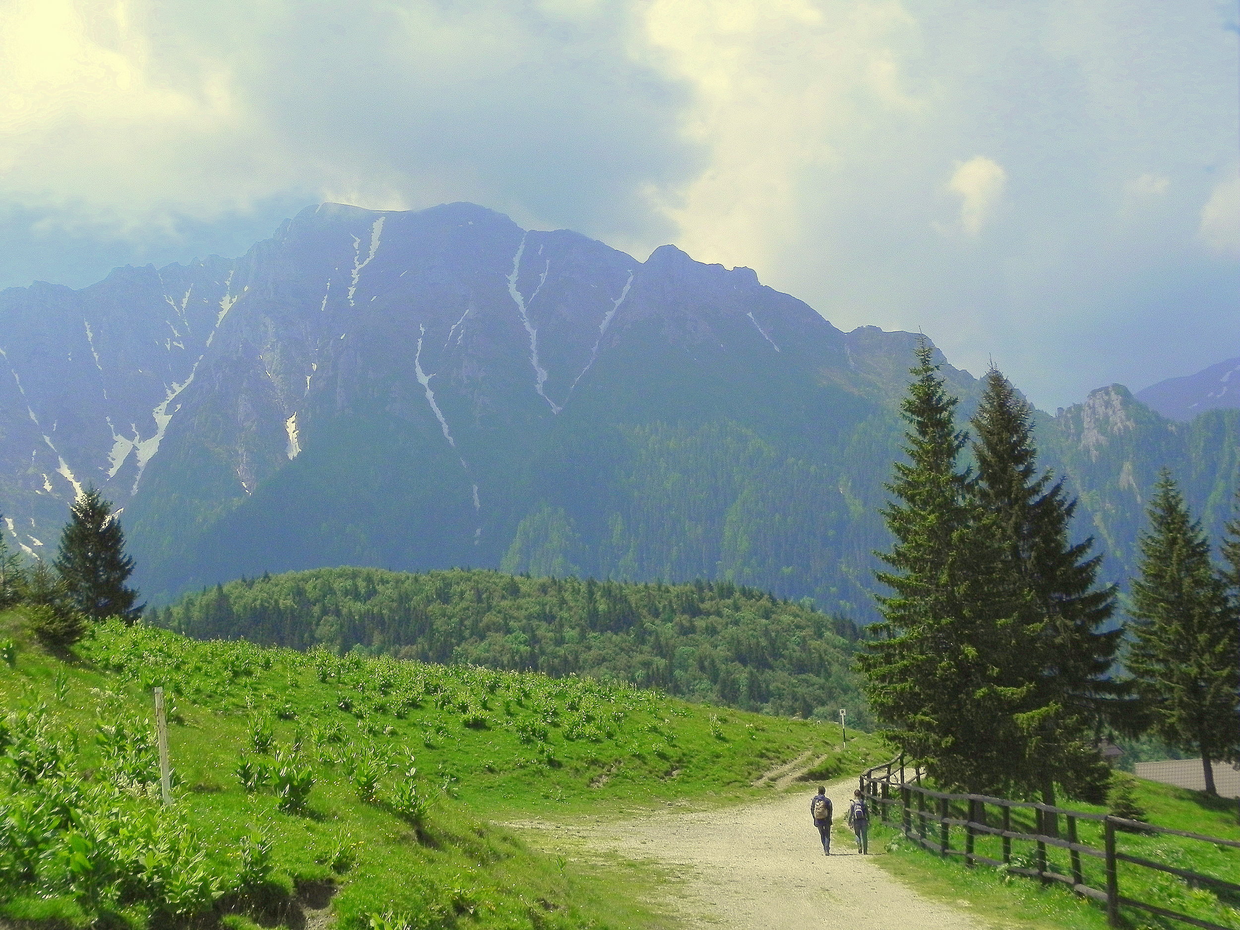 Small_Ppl_LargeMountain.jpeg