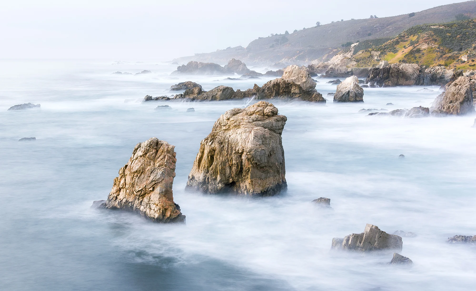 Pic. 6 : Looking north, a tumultuous sea turned calm and silky by means of long exposure