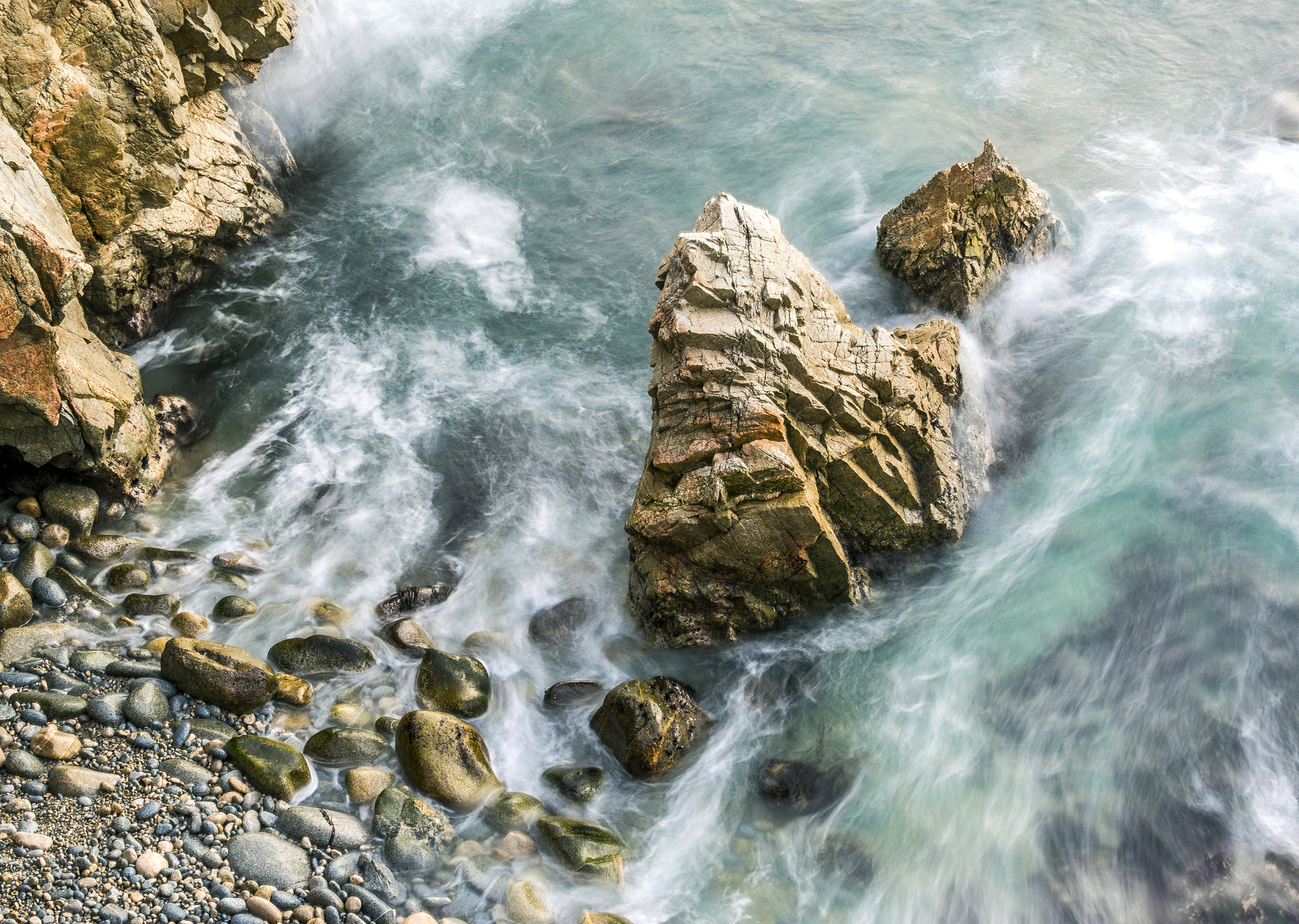 Pic. 7 : Water moves back out to sea as it flows over the coarse rubble beaches of Garrapata State Park, California