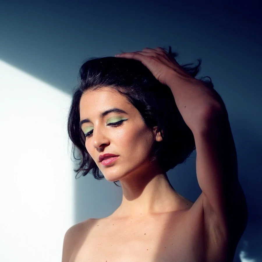  Like a Caravaggio painting where shadow dances with light, Saint Nicole revels in playing with contrasts. Despite her prim demeanor, she spins tales of threesomes. With her gentle voice, she draws us into the depths of her soul. At the end, there's 