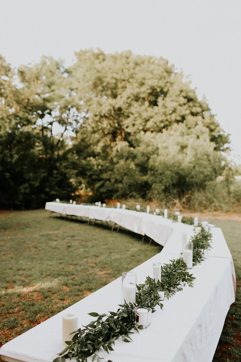 It's easy to over-do table decorations and we are such fans of this delicate tablescape!