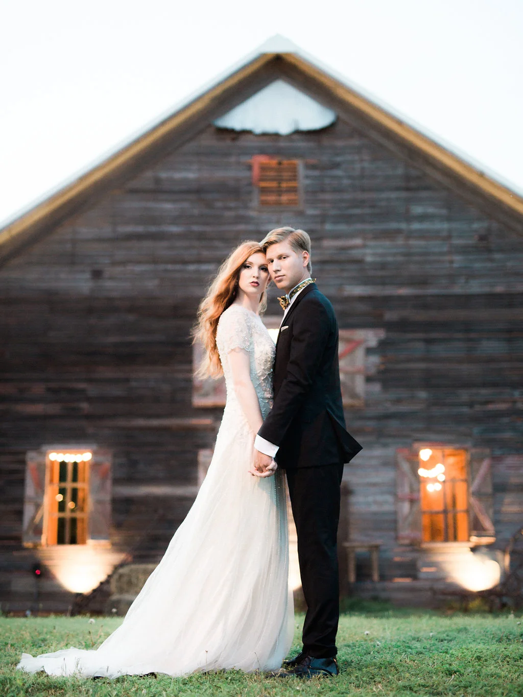 (We can't help but mention how perfect our barn looks in the staging of this shoot!) 