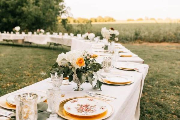While using our gold chargers, the couple borrowed mismatched china from both sides of the family to put together a gorgeous table setting that symbolizes the joining of the two families! 