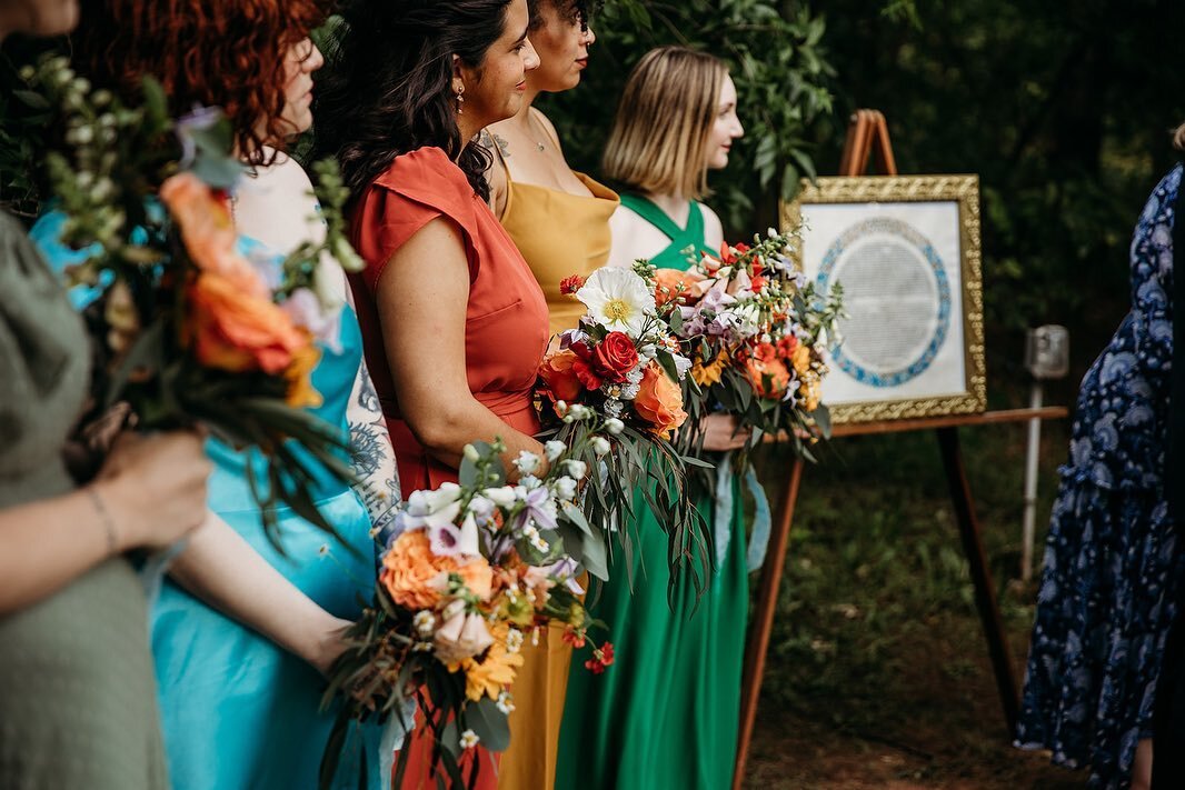 Don't be afraid to add a pop of color to your wedding! 😍 ⁣
⁣
We're in love with the colors Alex and Eugene used for their wedding here at The Barn! ⁣
⁣
Photography: @alexandrea.delgado⁣
Florals: @curbsideflowers 

#wedding #weddingokc #oklahomeweddi