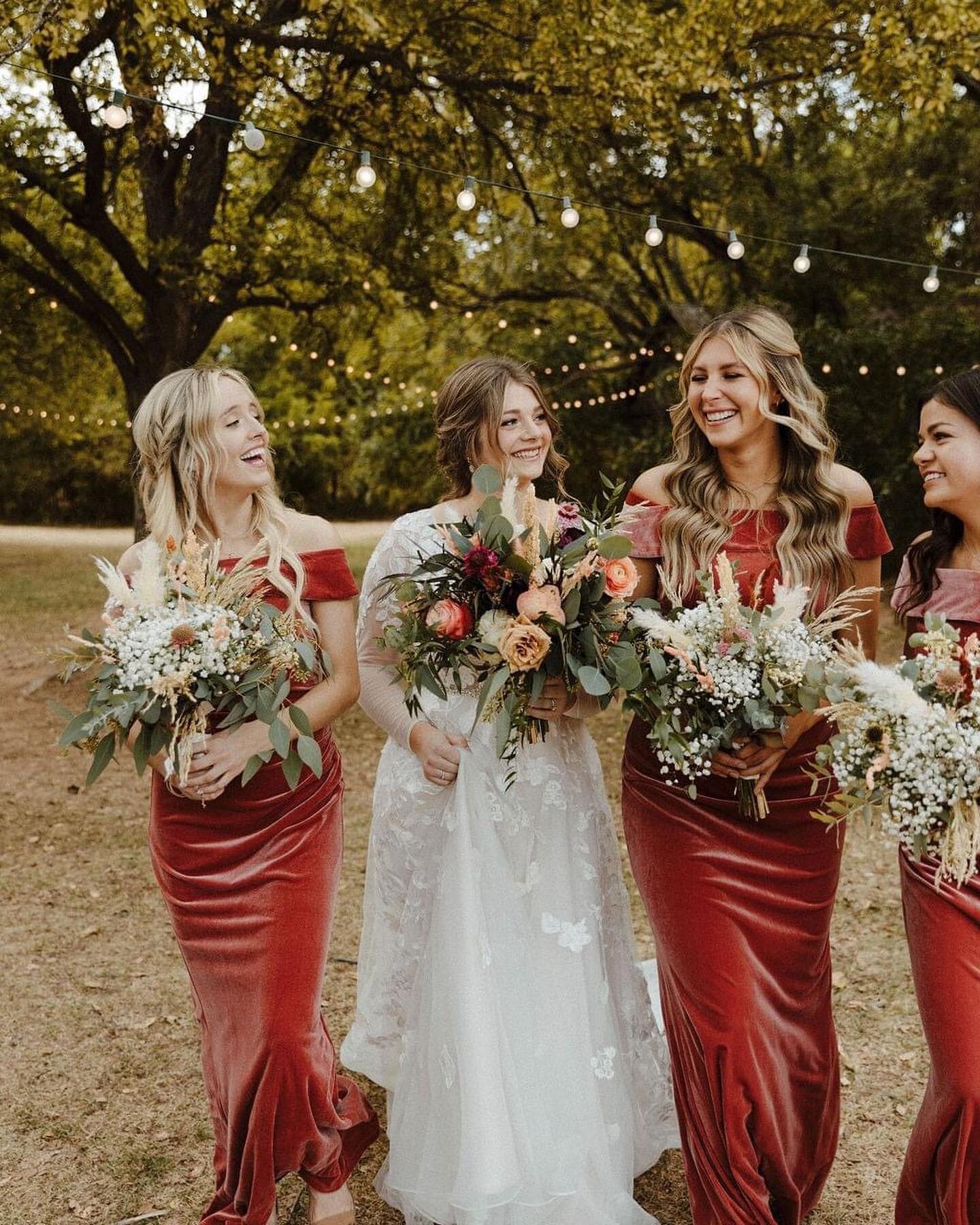 Warm colors and cooler weather.. Fall weddings are just around the corner! 😍 

We recently had a date open up on October 8th! It could be yours, call us and schedule your tour today!

Photographer: Ashley Gibson Photography @ashleygibsonphoto 
Flora