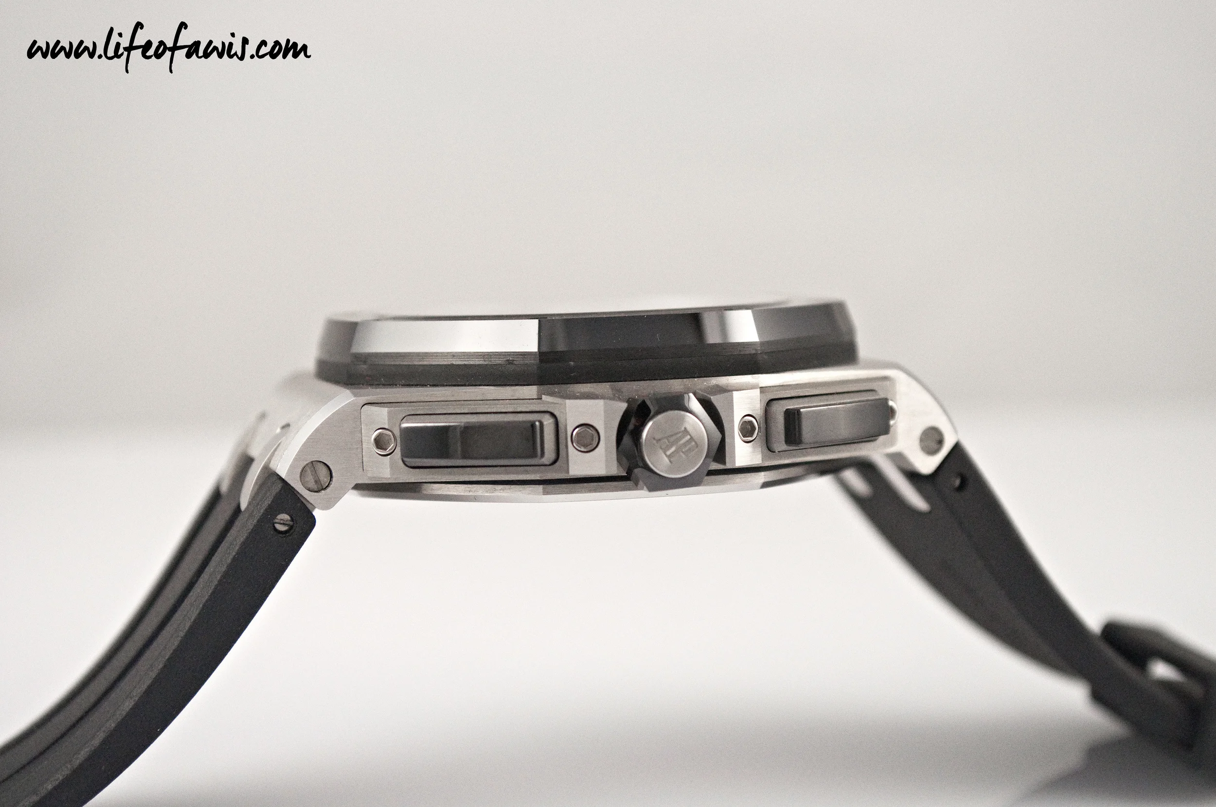 Ceramic crown and ceramic chrono pushers.
