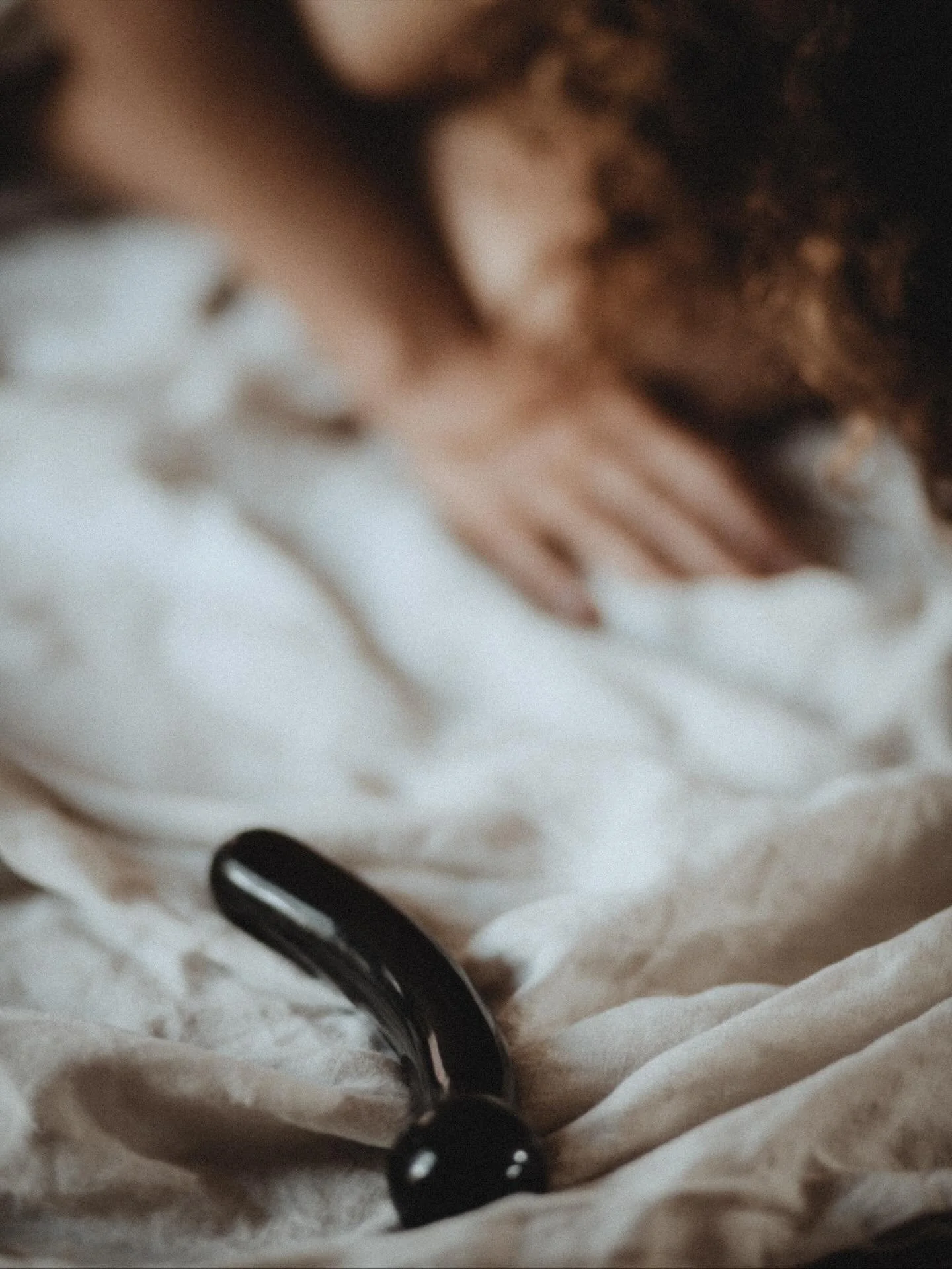 The Juliet Pleasure Wand&trade; Black Obsidian Curve 🖤

Release negative energy from past lovers, clear s* xual blocks, and tap into your deepest er0tic power - whether for self-ple* sure or s* x with others. Feel grounded, empowered, and fully aliv