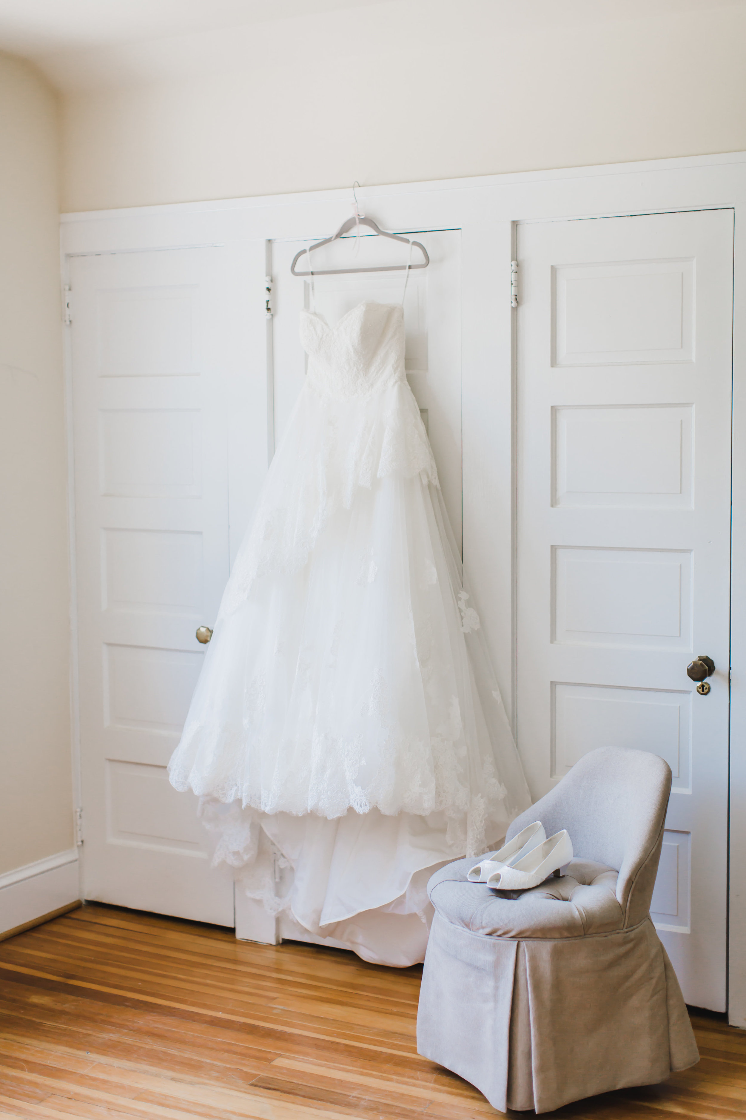 This is where having an experienced photographer came in handy. Anna emailed me the week prior asking if she could use the room where the men get ready to have Ally put her dress on. The lighting, the simplicity, it all made sense when I saw these images!
