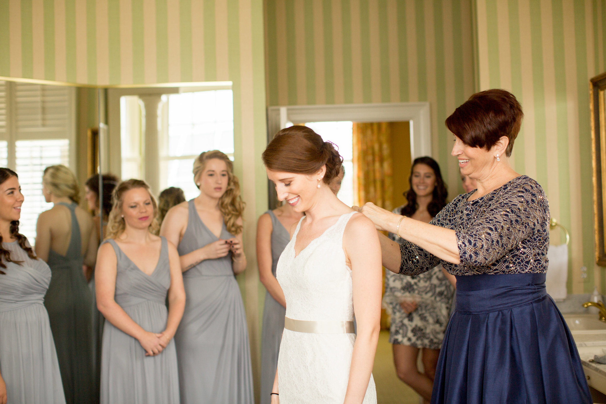 West Manor Estate has a GORGEOUS bridal suite. Elyse and her entire bridal party had plenty of room for gathering before she walked down the aisle. Photo: Daytona Lamade.