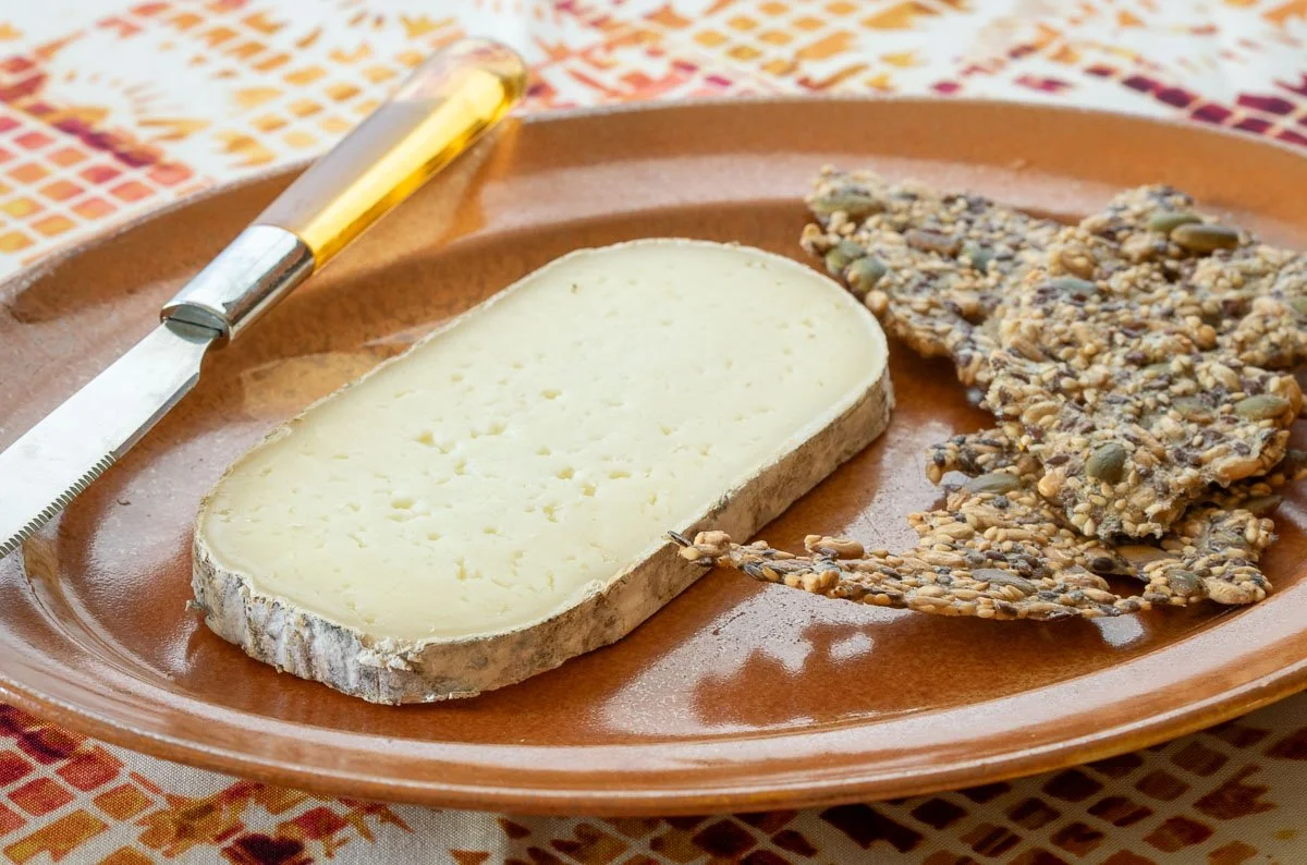 Pata de Mulo and rye crackers