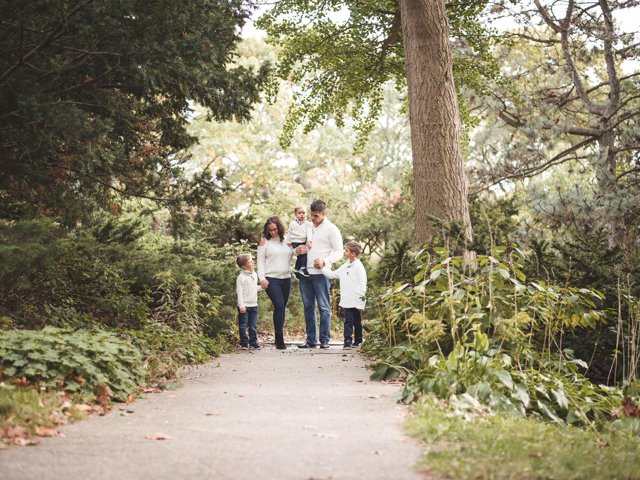 Outdoor Family Photos at High Park in Toronto | Eneira Photography