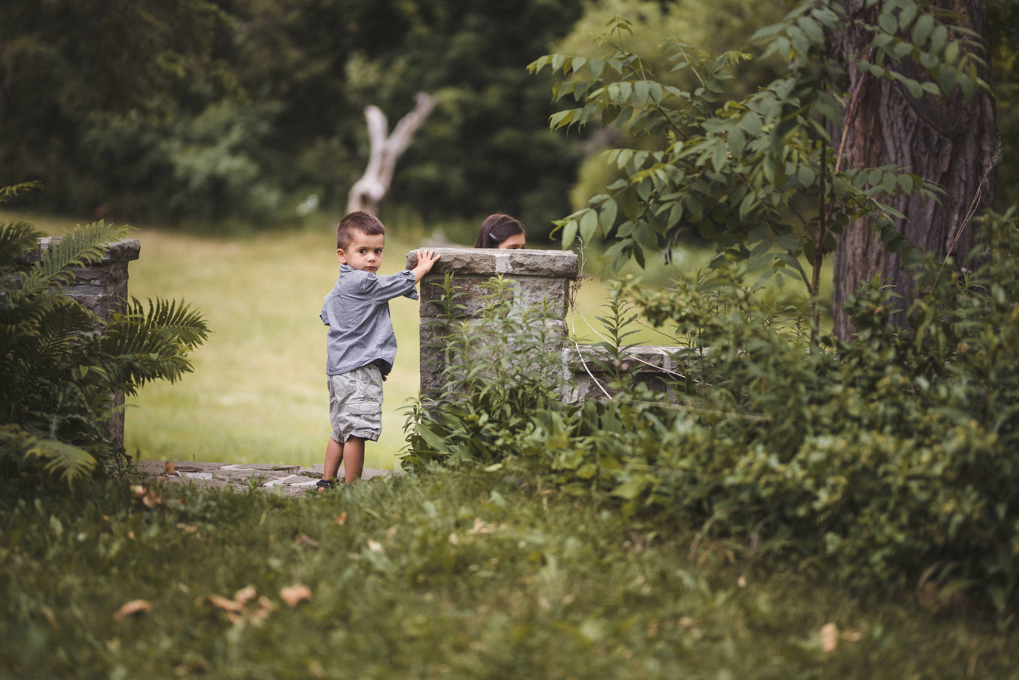 Candid Outdoor Family Photos at Scotsdale Farm in Georgetown | Eneira Photography