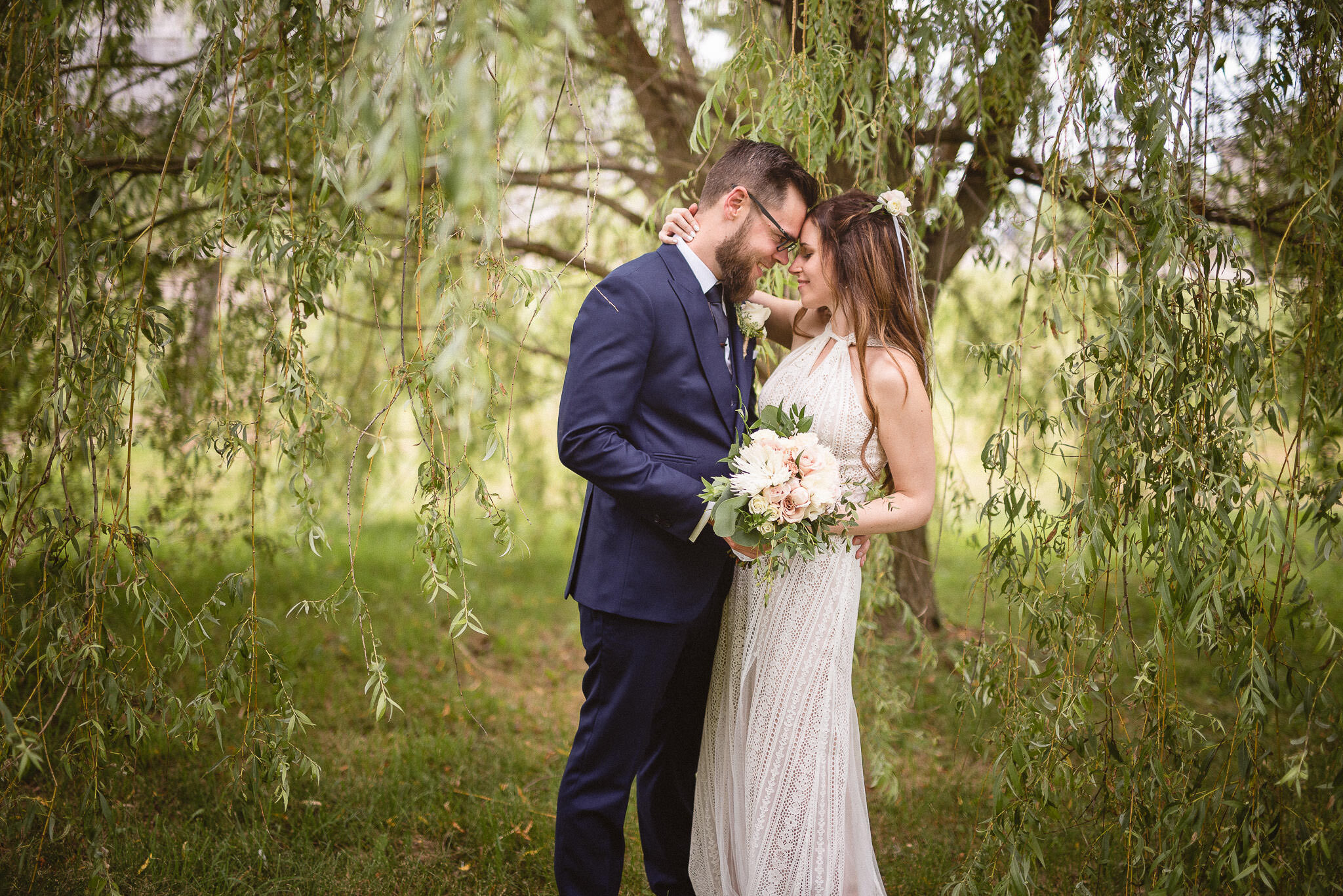 Wedding Photo in Willow Tree | Ontario Wedding Photographer