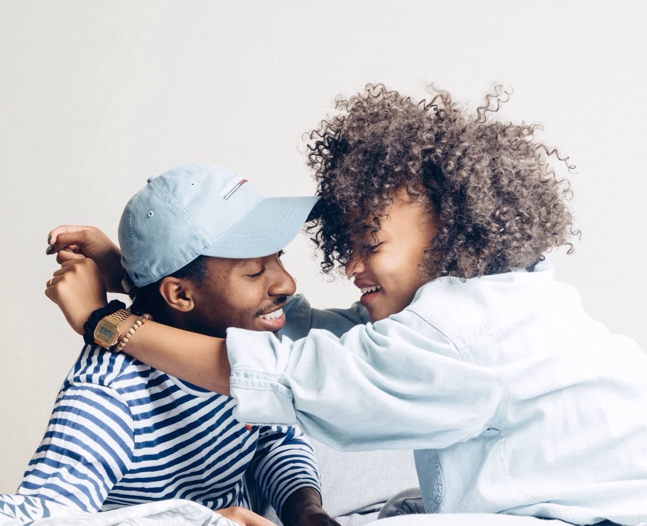 Five Reasons Why You Need to Get Tinder When You're Abroad 