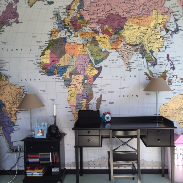 This is a picture of Oliver´s room from when he was 5 years old. I found him this beautiful map of the world at Tapet Cafeen. And we used it, as a way to play with names and places of all the cities and countries where we have been, or where we have relatives who lives. By the age of 6 he knew most of the world from this map.