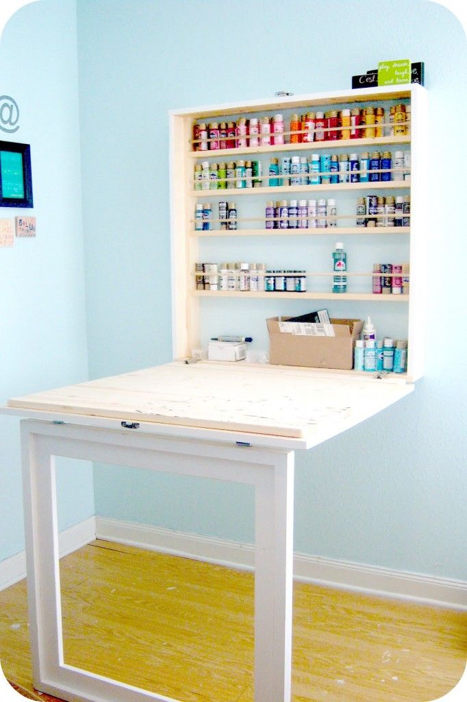 You need to be quit handy to build this folding table, but it´s a great idea, and when you close it you can place a picture on the back side of the table to make it look like a frame of a painting when closed against the wall. 