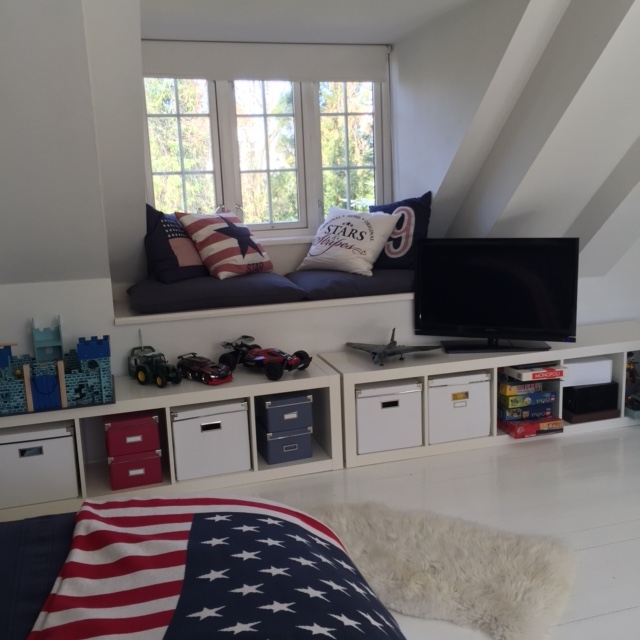 Oliver has this amazing room with oblique or sloped wall´s which takes away some of the total area. To use as much space as possible in the lower area as "exhibition" and storage I have chosen a classic IKEA shelf, turned it around to use it horisontal. 
