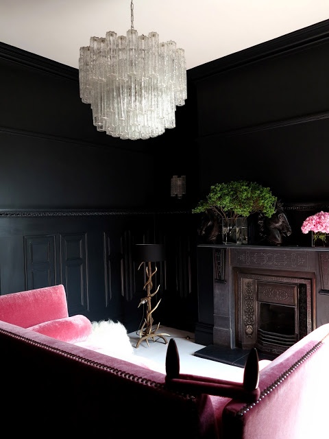 Great mix of black and color in privat home. It gives a lot of character and collects the room.