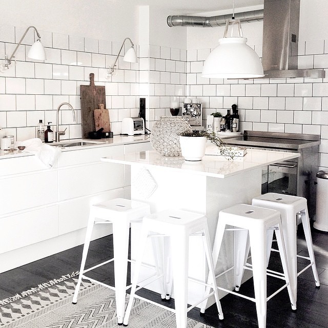 Simple tiles kept in white on wall´s and black vucanic tiles for the floor.